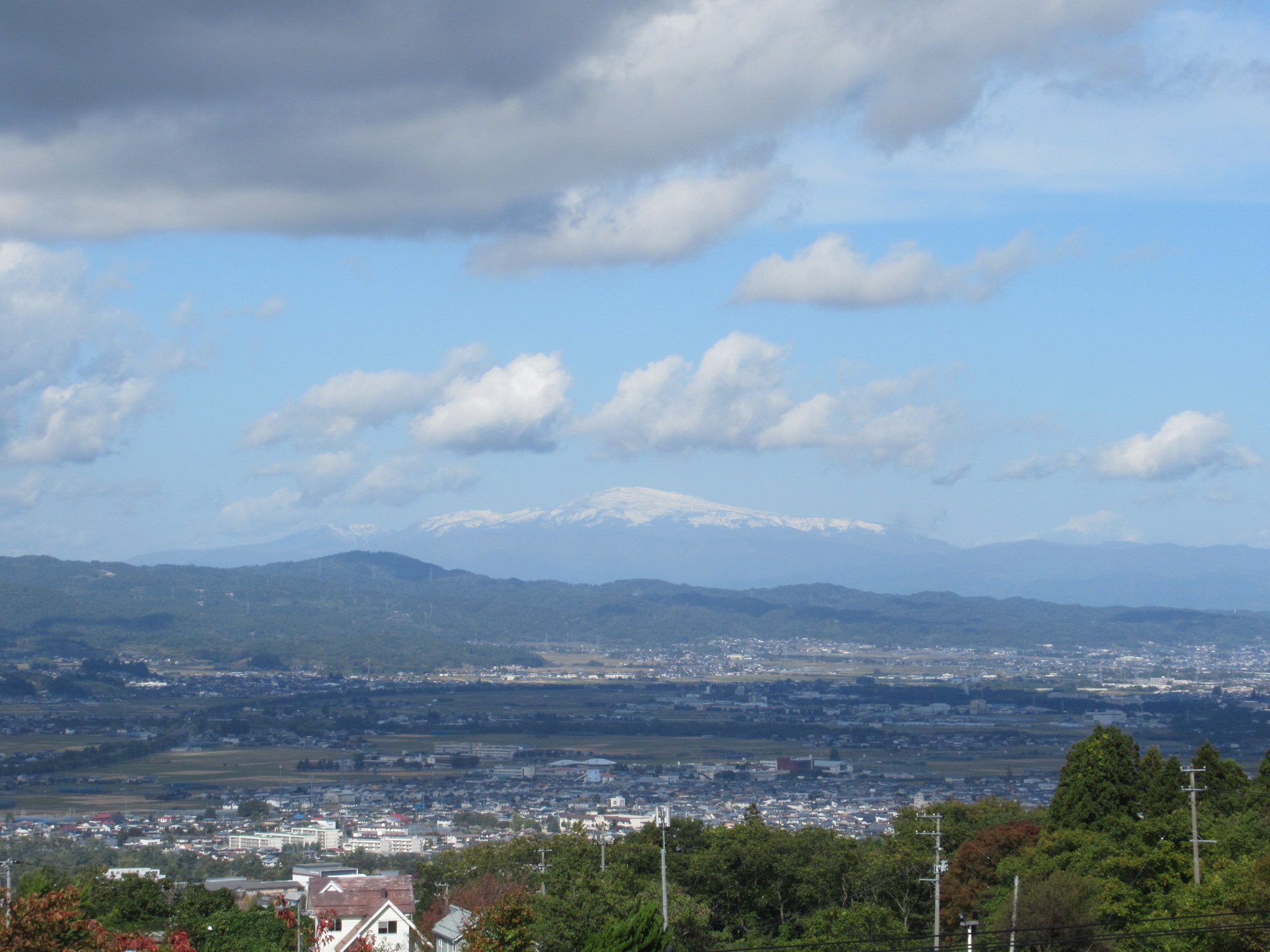 月山初冠雪